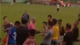 Pertandingan Sepak Bola Kembali Berakhir Ricuh, Warganet Sarankan Ring di Luar Lapangan