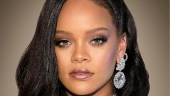 Ada Kantong semar Nempel di Kepala Rihanna pada Pemotretan Vogue