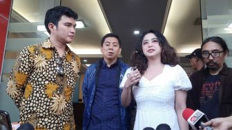 Ibunda Datang ke Jakarta Ingin Lihat Hatters, Dewi Perssik Lanjutkan Kasus Pencemaran Nama Baik