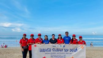 Beach Clean-up Day, Ratusan Ibu PKK Bersihkan Pantai Legian Jelang Peringatan Hari Ibu