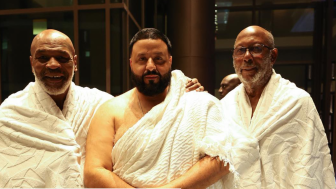 DJ Khaled Nangis Saat Jalani Umroh Bersama Mike Tyson