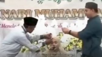 Ustazah 'Disawer' Jamaah Pria Saat Mengaji, Netizen: Gua Aja yang Non Muslim Marah Liatnya