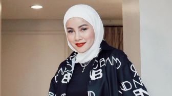 Olla Ramlan Pakai Kemeja Tipis hingga Terlihat Pakaian Dalam, Netizen: Mending Lepas Aja Hijabnya
