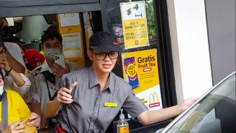 Ngakunya Mau Buru-buru Pulang ke Jerman, Bunda Corla Tercyduk Jadi Pelayan McD di Jakarta