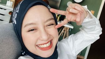 Bapak-Bapak Coba Tebak Usia Gita Savitri yang Ngaku Awet Muda Karena Tak Punya Anak