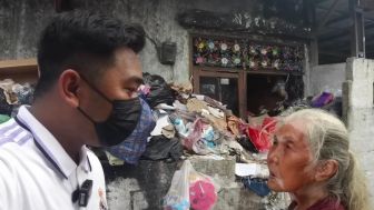 Viral, Nenek Suliwati Puluhan Tahun Tinggal Sebatang Kara Dalam Rumah Penuh Sampah