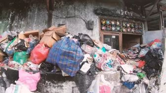 Memprihatinkan, Nenek Suliwati Belasan Tahun Tinggal di Rumah Sampah Penuh Belatung dan Tikus Tanpa Listrik dan Air Bersih