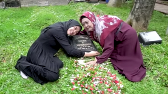 Ziarah ke Makam Ayahnya Tanpa Teuku Ryan, Ria Ricis Minta Nasihat Pernikahan dari Sang Ibu