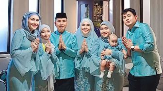 Ayu Ting Ting Pamer Foto Lebaran, Netizen Malah Salfok dengan Ayah Ojak: Cantik Banget