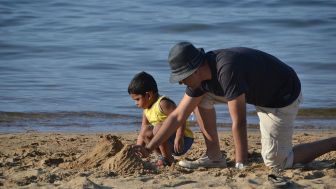 Ayah Bunda Wajib Tahu! Kecerdasan Anak Sangat Dipengaruhi Oleh Orang Tuanya, Ini Alasannya