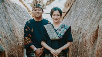 Foto Undangan Resepsi Pakai Kain Tenun Lombok, Denny Caknan Disebut Bak Jaka Tarub yang Curi Selendang Bella Bonita