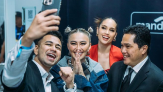 Agnez Mo Cuekin Cinta Laura di Acara Basket, Pilih Fokus Ngobrol Sama Erick Thohir