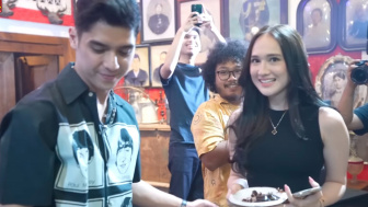 Al Ghazali Makin Mesra dengan Laura Moane di Acara Ulang Tahun: Terima Kue Hingga Cium Pipi