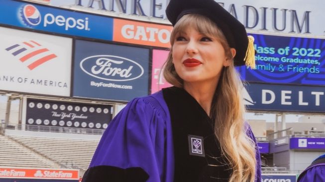 Cerdas! Taylor Swift Raih Gelar 'Doctor of Fine Arts' dari New York University