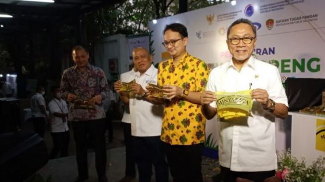 Pedagang Pasar Murka Lihat Mendag Zulhas Kampanyekan Anaknya Sambil Bagi-bagi Minyak Goreng