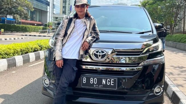 Bonge 'Penguasa' Sudirman Pamer Mobil Mewah Harga Milyaran