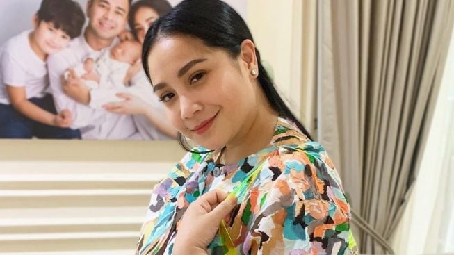 Nagita Slavina Pakai Ikat Rambut, Harganya Bikin Warganet Nangis
