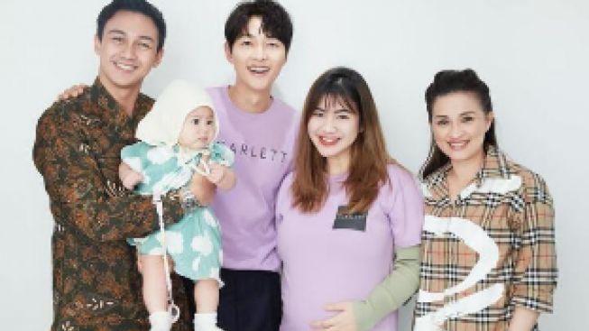 Hito Foto Bareng Song Joong Ki, Netizen : Wajahnya Nggak Kebanting