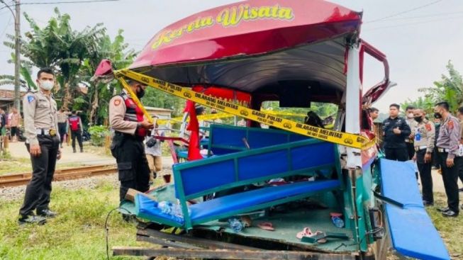 9 Penumpang Tewas dalam Kecelakaan Odong-odong Tertabrak Kereta Api