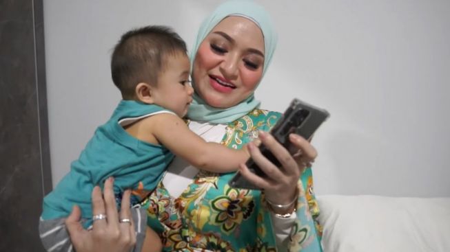 Sule Kasih Tablet Seharga 2 Juta untuk Baby Adzam, Nathaline Holscher Malah Belikan Ponsel 11 Juta