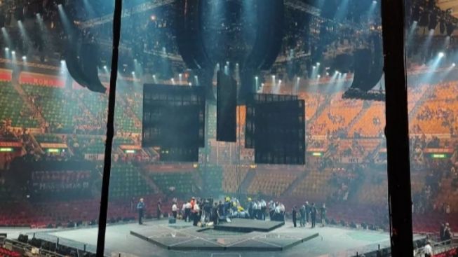 Boyband Mirror Tertimpa Layar LED Raksasa saat Konser, 2 Personel Terluka
