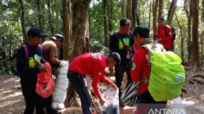 Relawan Turunkan 150 Karung Sampah dari TNGGP Cianjur, Ada Celana Dalam