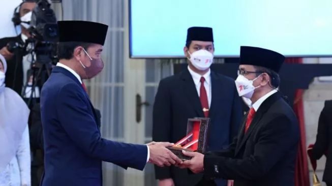 Dewi Wikantini, Bidan yang Gugur Melawan Covid-19 Dianugerahi Bintang Jasa Nararya oleh Jokowi
