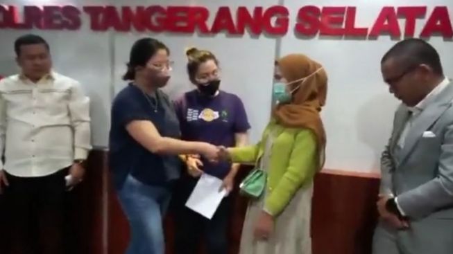 Ibu Pencuri Cokelat Nangis Histeris Minta Maaf pada Karyawan Alfamart