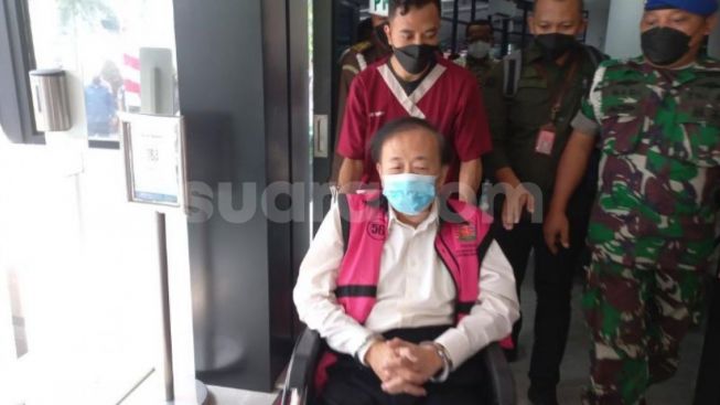 Baru Diperiksa 9 Pertanyaan, Surya Darmadi Tersangka Korupsi Rp78 Triliun Mengeluh Sakit Jantung dan Dibawa ke RS