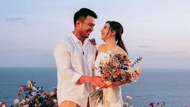 Detik-detik Lamaran Romantis Jessica Mila dan Yakub Hasibuan