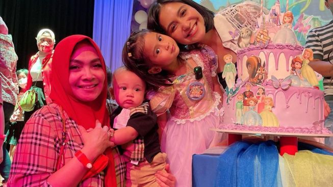 Anak Pertama Caca Tengker Ulang Tahun Ke-4, Ini Sederet Doa dari Rieta Amalia