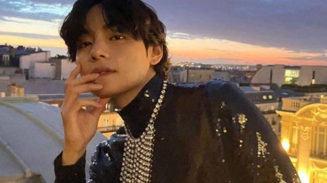 V BTS Catat Sejarah Baru Saat Tampil di Majalah VOGUE Korea