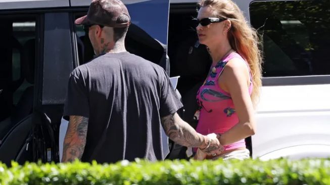 Adam Levine dan Behati Prinsloo Tetap Mesra di Tengah Skandal Perselingkuhan