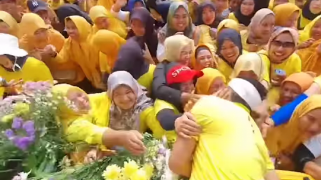 Dedi Mulyadi Keasyikan Diserang Kerumunan Emak-emak: Pipiku Penuh dengan Kecupan Lipstik