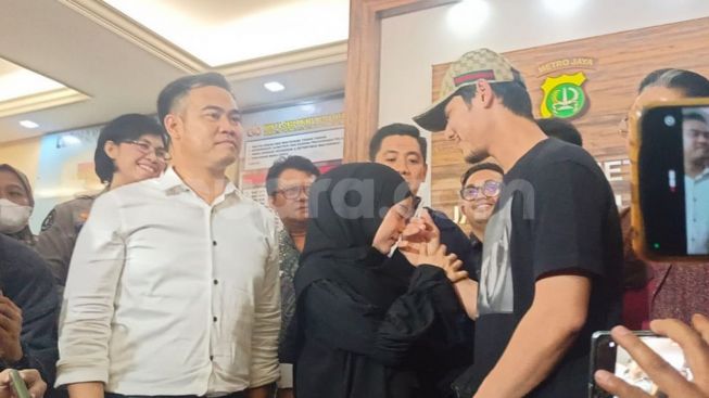 Rizky Billar Dinyatakan Bebas Bersyarat, Lesti Kejora Ciumi Tangan Sang Suami