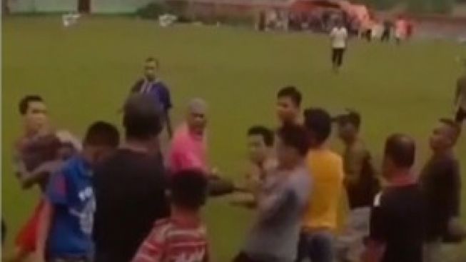 Pertandingan Sepak Bola Kembali Berakhir Ricuh, Warganet Sarankan Ring di Luar Lapangan