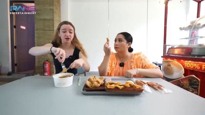 Disuguhkan Makanan Khas Indonesia oleh Nagita Slavina, Stacey Ryan Paling Suka Gorengan