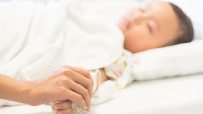 Ayah Kabur dan Ibu Stres, Bayi yang Sakit Ini Hanya Ditemani Kakek dan Neneknya yang Seorang Pemulung