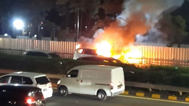 Breaking News! Satu Unit Mobil Terbakar di Jalan Gatot Subroto, Sebabkan Kemacetan