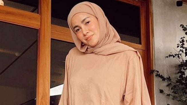 Reaksi Tak Terduga Olla Ramlan Saat Foto Dirinya Pakai Baju Seksi dan Pamer Rambut Beredar, Mau Buka Hijab?