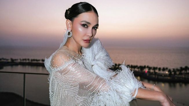 Viral! Luna Maya Buka Lowongan Tukang Pijat, Gajinya Rp25 Juta, Warganet: Bukan Sembarang Pijat