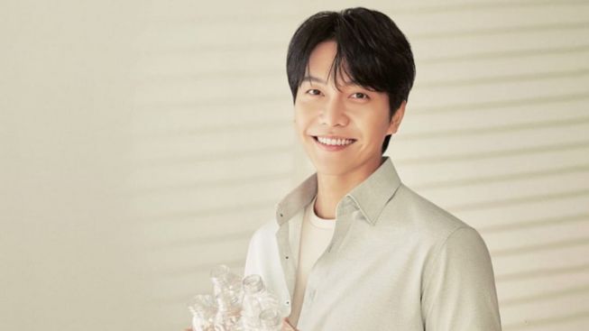 Temani Pacar ke Kuil, Benarkah Lee Seung Gi Pindah Agama?