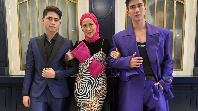 Dapat Penghargaan Fashion, Venna Melinda Kenakan Gaun Berusia Puluhan Tahun