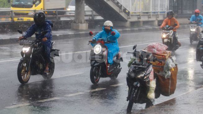 Warga Jakarta Timur dan Selatan Wajib Waspada, Ada Hujan Disertai Petir dan Angin Kencang di Sore Hari