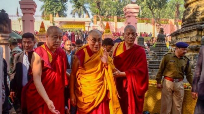 Dalai Lama Dicap Pedofilia Gara-gara Minta Bocah Kecil Hisap Lidahnya