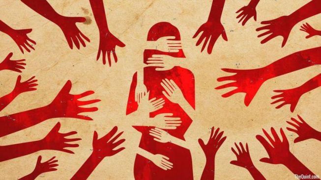 Seorang Wanita Diarak ke Pinggir Pantai dan Nyaris Ditelanjangi Pemuda