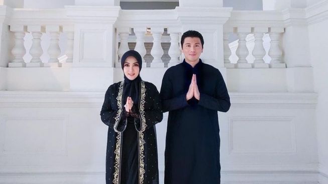 Syahrini Dicibir Usai Ketahuan Edit Foto Lebaran Bareng Reino Barack