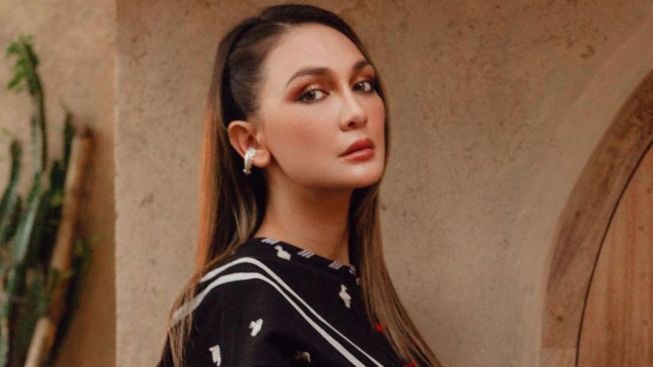 Heboh! Luna Maya Beri Pesta Kejutan ke Maxime Bouttier, Keduanya Pacaran?