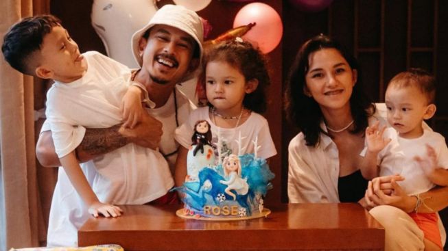 Suami Diduga Selingkuh, Dahlia Poland Curhat Saat Anak-anaknya Butuh Uang untuk Vaksin: Gue Enggak Tahu Gimana...