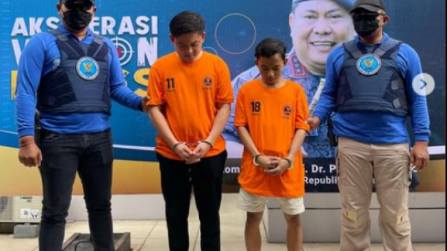 Diapit Petugas BNN, Bobon Santoso dan Rekannya Terlihat Nahan Tawa